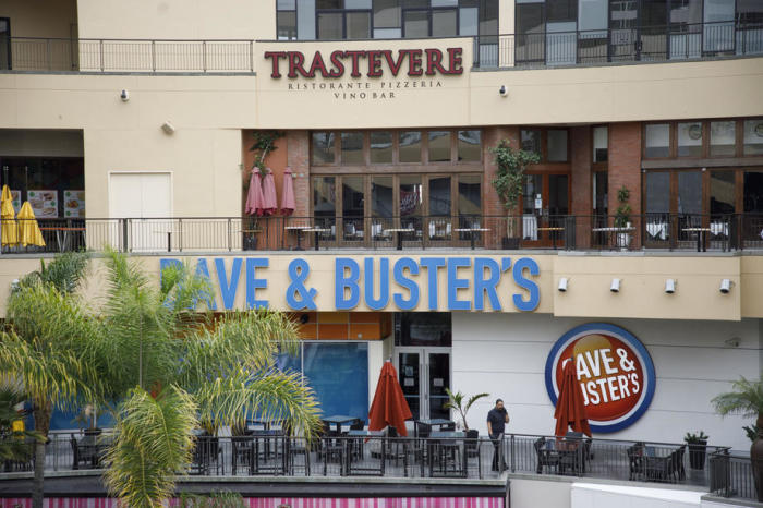 Die Restaurants sind geschlossen, um die Ausbreitung des Coronavirus SARS-CoV-2 zu verhindern, das die Covid-19-Krankheit in Hollywood, Kalifornien, verursacht. Foto: epa/Eugene Garcia