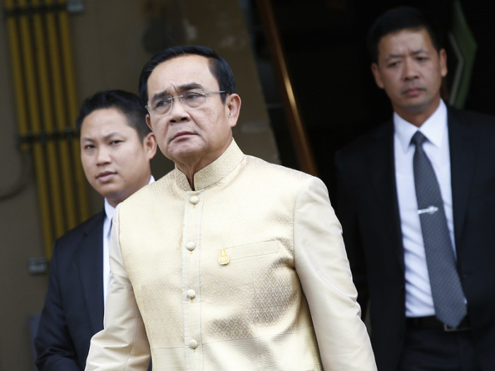 Premierminister Prayut Chan-o-cha (M.). Foto: epa/Narong Sangnak