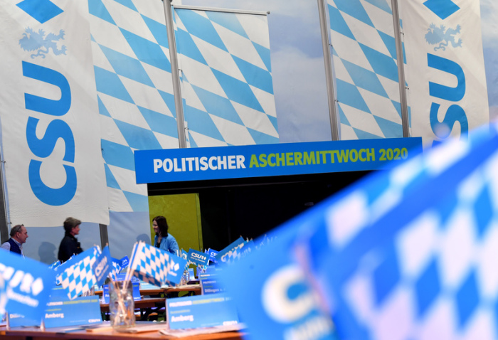 Tischfähnchen und Wanddekoration sind beim Politischen Aschermittwoch der CSU zu sehen. Foto: Peter Kneffel/Dpa