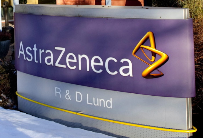 Das Firmenschild vor der Forschungs- und Entwicklungsanlage des Pharmaunternehmens AstraZeneca. Foto: epa/Drago Prvulovic