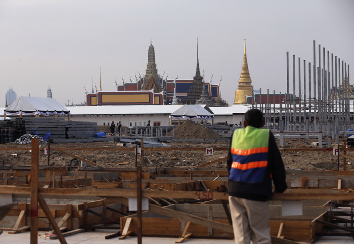 Am Sanam-Luang-Platz wurden die Bauarbeiten zum Königlichen Krematorium aufgenommen. Foto: epa/Narong Sangnak