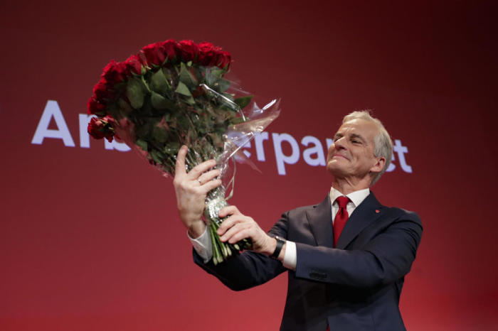 Der Vorsitzende der Arbeiterpartei Jonas Gahr Store mit einem Strauß roter Rosen bei der Wahlmahnwache der Arbeiterpartei im Folkets hus in Oslo. Foto: epa/Javad Parsa