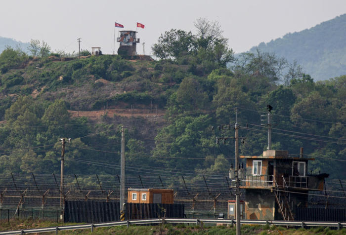 Ein nordkoreanischer Grenzposten (oben) und ein südkoreanischer Grenzposten (vorne) stehen sich über die innerkoreanische Grenze nahe der Stadt Paju, Gyeonggi-do, Südkorea, gegenüber. Foto; epa/Jeon Heon-Kyun
