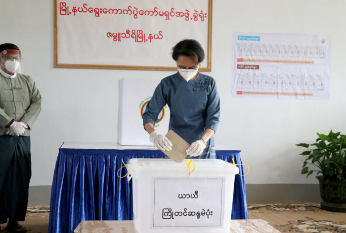 Die myanmarische Staatsrätin Aung San Suu Kyi gibt ihren Stimmzettel bei der vorfristigen Stimmabgabe in Naypyitaw ab. Foto: epa/Maung Lonlan