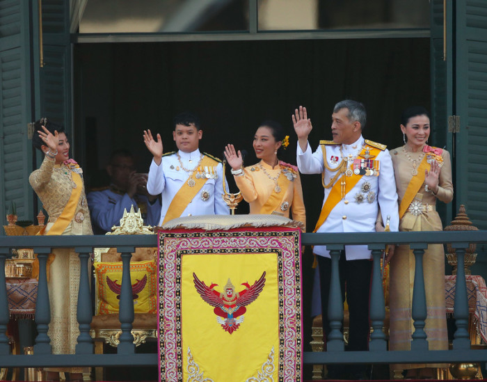 König Maha Vajiralongkorn (2. v. r.) dankte am Montag dem thailändischen Volk für die vielen guten Wünsche. Foto: epa/Rungroj Yongrit