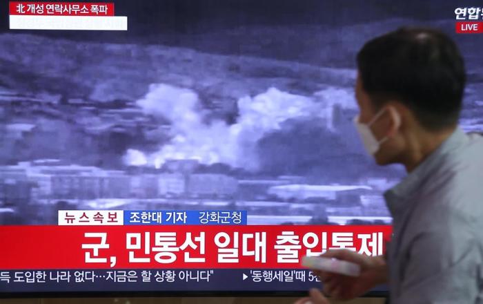 Eine Person sieht die Eilmeldung über die Zerstörung des innerkoreanischen Verbindungsbüros in Kaesong auf einem Fernseher im Bahnhof von Seoul in Seoul. epa/Kim Chul-Soo