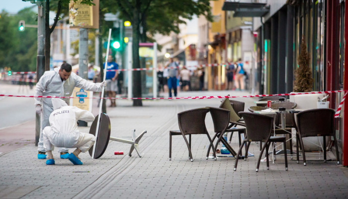 Ein 21-Jähriger attackiert in Reutlingen eine Frau mit einer Machete und tötet sie. Zwei Menschen werden verletzt. Sofort fürchten viele wieder einen Anschlag. Die Polizei prüft eine Beziehungstat. Foto: epa/Christoph Schmidt