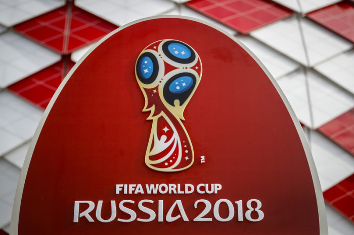 Das Logo der FIFA WM 2018 vor dem Spartak-Stadion in Moskau. Foto: epa/Sergei Ilnitsky