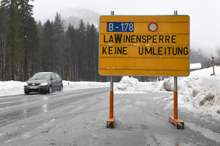 Straßensperrungen erfordern in Österreich von den Verkehrsteilnehmern viel Geduld. Foto: epa/Kerstin Joensson