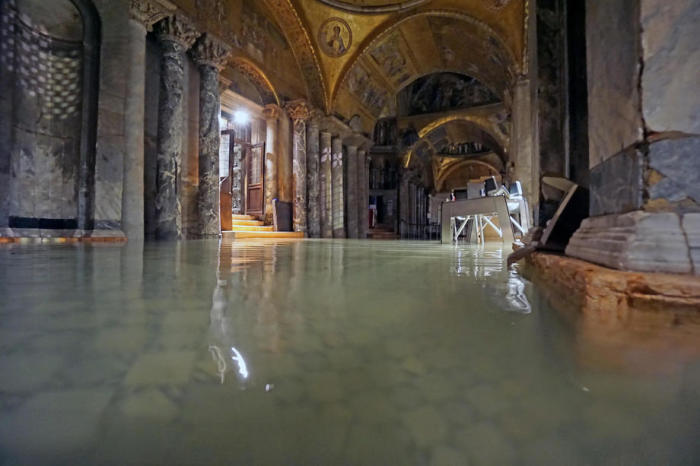 In Venedig wird die Basilika San Marco vom Hochwasser überflutet. Foto: epa/Andrea Merola