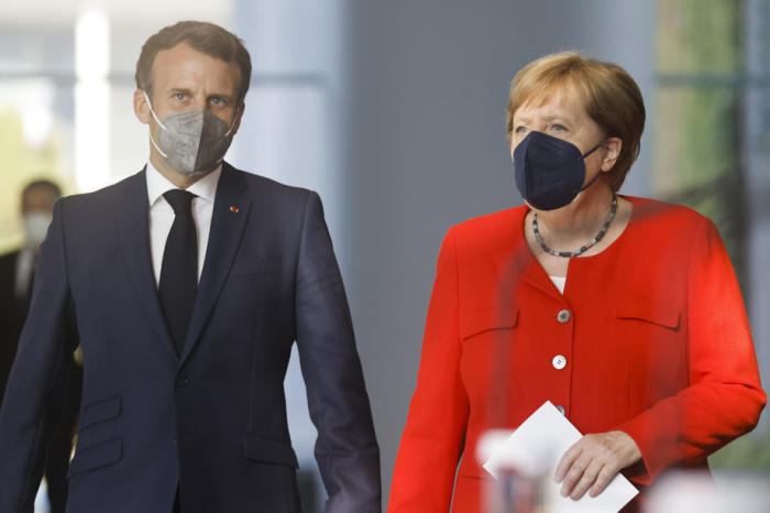 Französisch Präsident Emmanuel Macron (L) und Bundeskanzlerin Angela Merkel (R) kommen zu einem Pressetermin in Berlin. Foto: epa/Axel Schmidt