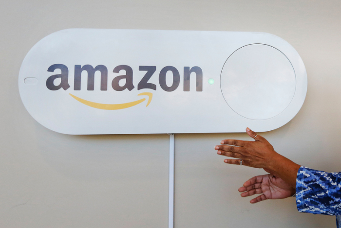 Eine Mitarbeiterin der University of Alabama drückt im Studierendenzentrum in Birmingham auf ein großes «Amazon-Dash-Button», das Teil einer Bewerbungskampagne der Stadt ist, um Amazon anzulocken. Foto: Brynn Anderson/Ap/dpa