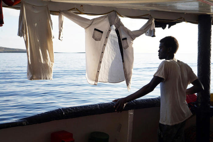 Die Open Arms blickt vom Schiffsdeck aus auf die italienische Küste, nahe Lampedusa. Archivfoto: epa/FRANCISCO GENTICO