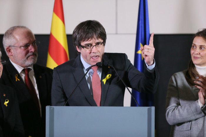 Der vormals abgesetzte Regionalpräsidenten Carles Puigdemont (M.). Foto: epa/Stephanie Lecocq