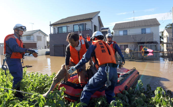 In den Überschwemmungsgebieten in Japan laufen die Rettungsarbeiten. Foto: epa/Jiji Press