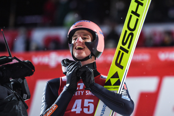 Ski nordisch/Skispringen, FIS Weltcup, Großschanze, Herren. Skispringer Karl Geiger jubelt. Foto: Tumaschow/Nordicfocus/dpa