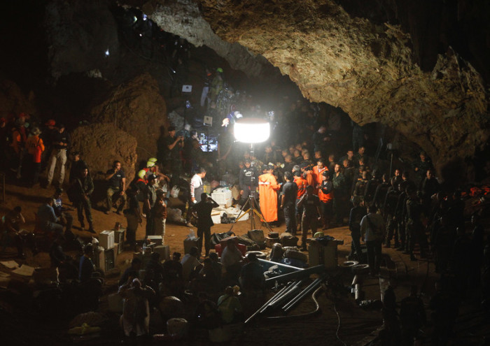 Rettungstaucher bereiten die Suche nach den vermissten Jugendlichen in der Höhle Tham Luang vor. Foto: epa/Pongmanat Tasiri