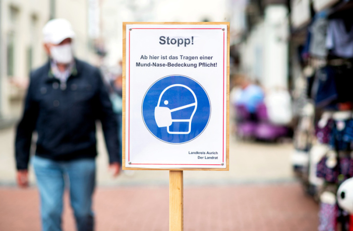 Ein Schild mit der Aufschrift „Stopp! Ab hier ist das Tragen einer Mund-Nasen-Bedeckung Pflicht!“ steht in der Fußgängerzone der Insel. Foto: Hauke-christian Dittrich