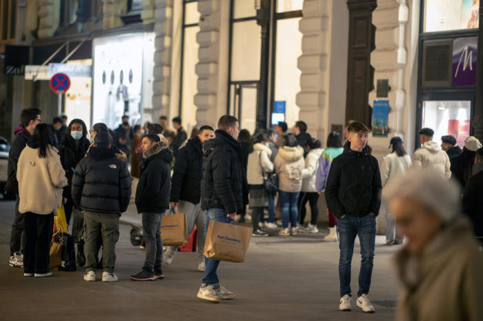 Personen gehen entlang der Einkaufsstraße Kärntnerstraße, einen Tag vor der zweiten bundesweiten Sperre in Wien. Archivfoto: epa/CHRISTIAN BRUNA