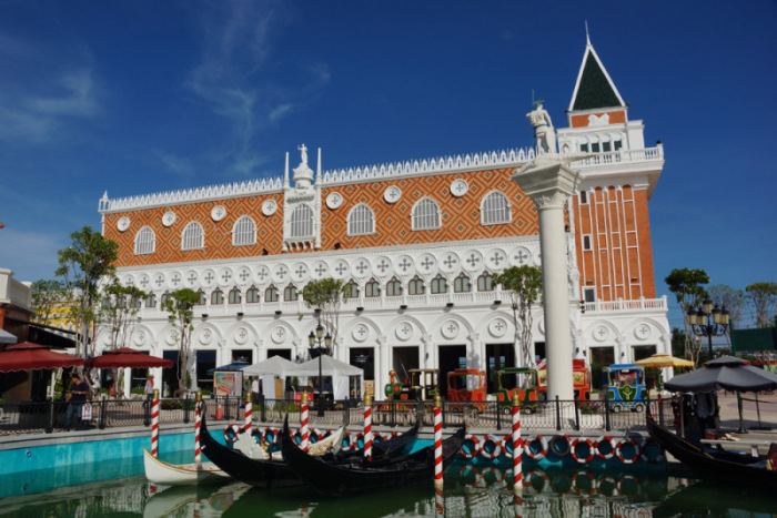 Mit viel Kitsch und Prunk stellt The Venezia Hua Hin ein beliebtes Ausflugsziel für selfieverliebte Urlauber dar. Fotos: bj