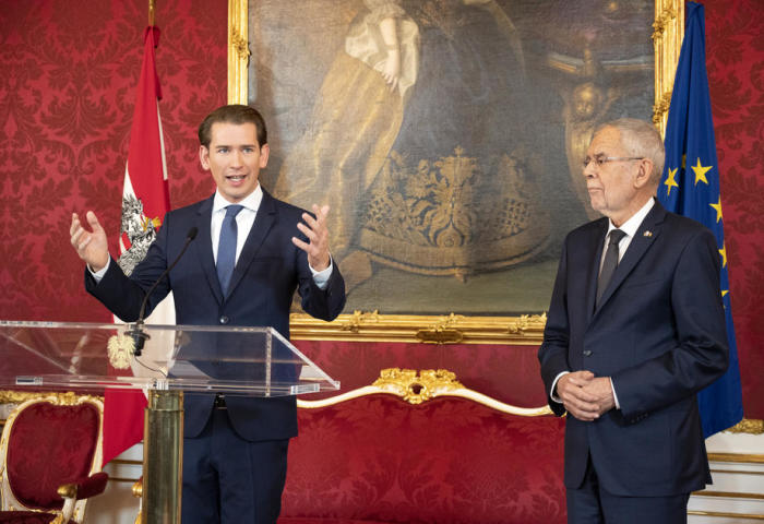 Der österreichische Präsident Alexander Van der Bellen (R) und Sebastian Kurz (L), der Vorsitzende der Österreichischen Volkspartei (ÖVP).Foto: epa/Christian Bruna