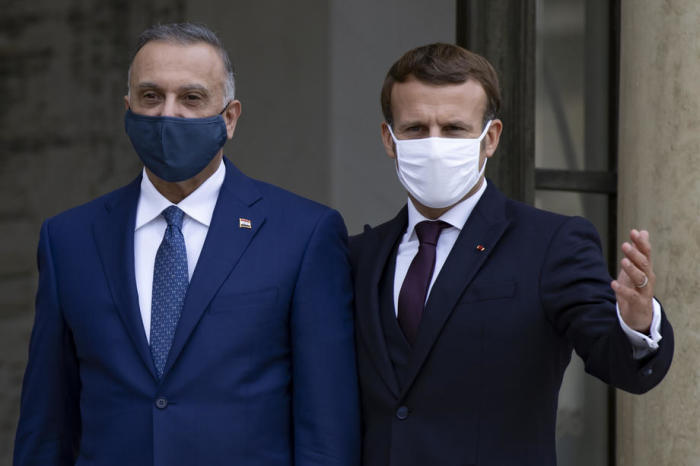 Bei seiner Ankunft zu einem Mittagessen im Pariser Elysee-Palast empfängt der französische Präsident Emmanuel Macron (R) den irakischen Premierminister Mustafa al-Kadhimi (L). Foto: epa/Ian Langsdon