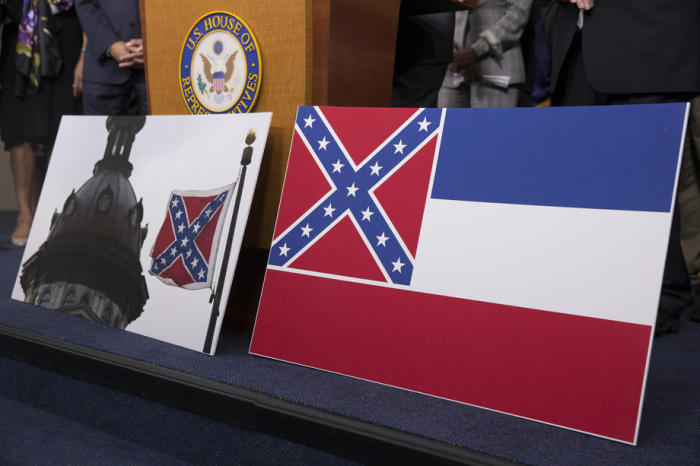 Ein Bild der Schlachtflagge der Konföderierten, die am South Carolina State House (L, unten) weht, und die Flagge des Bundesstaates Mississippi (R, unten). Archivfoto: epa/MICHAEL REYNOLDS