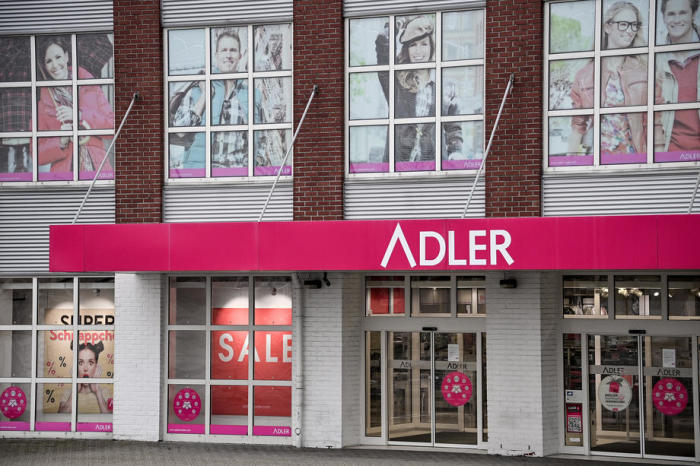 Eine Außenansicht des geschlossenen Adler-Modemarktes in Mönchengladbach. Foto: epa/Sascha Steinbach