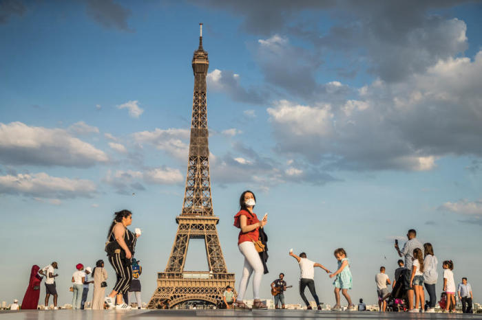 Die Leute tanzen zu Musik auf dem Trocadero Human Rights Plaza in der Nähe des Eiffelturms in Paris. Foto: epa/Mohammed Badra