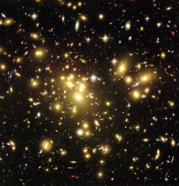 Das Hubble-Weltraumteleskop hat mit Hilfe einer gigantischen kosmischen Linse einen tiefen Blick ins Universum geworfen. Das im Januar 2003 aufgenommene Bild zeigt einen großen Galaxiecluster namens Abell 1689. Foto: NASA/Nasa/dpa
