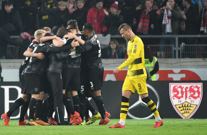 Das Stuttgarter Team jubelt nach dem Spiel, daneben Dortmunds Andrej Jarmolenko (r). Foto: dpa/Marijan Murat