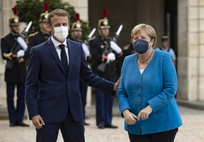 Frankreichs Präsident Emmanuel Macron (L) begrüßt die deutsche Bundeskanzlerin Angela Merkel (R) in Paris. Foto: epa/Ian Langsdon