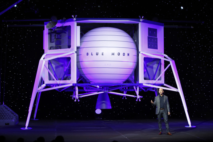 Jeff Bezos, Gründer von Amazon, spricht während einer Präsentation vor dem einer der Mondlandefähre «Blue Moon». Foto: Patrick Semansky/Ap/dpa