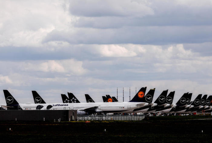 Passagierflugzeuge der Lufthansa sind auf dem Flughafen Berlin Brandenburg International in Schönefeld geparkt. Foto: epa/Filip Singer