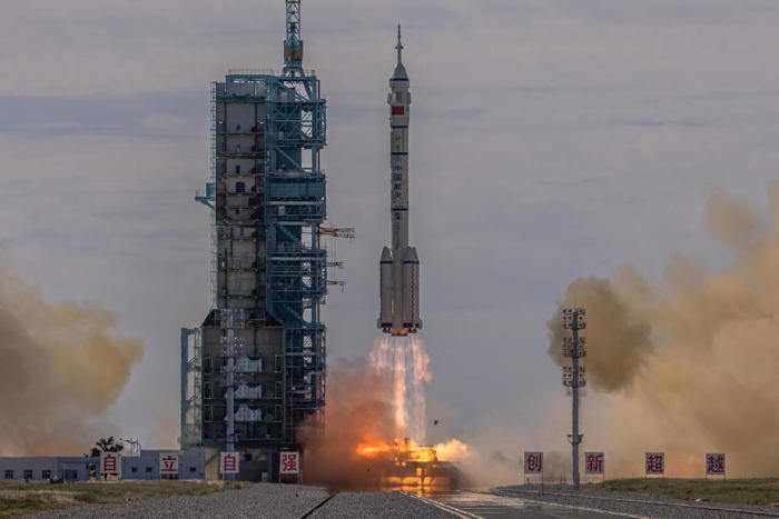 Die Long March-2F-Trägerrakete, die die Shenzhou-12 trägt, hebt vom Startplatz im Jiuquan Satellite Launch Center in der Wüste Gobi ab. Foto: epa/Roman Pilipey