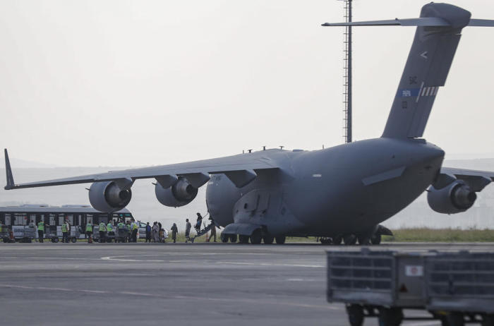 NATO C-17 Flugzeug evakuiert Ausländer aus Kabul. Foto: epa/Zurab Kurtsikidze
