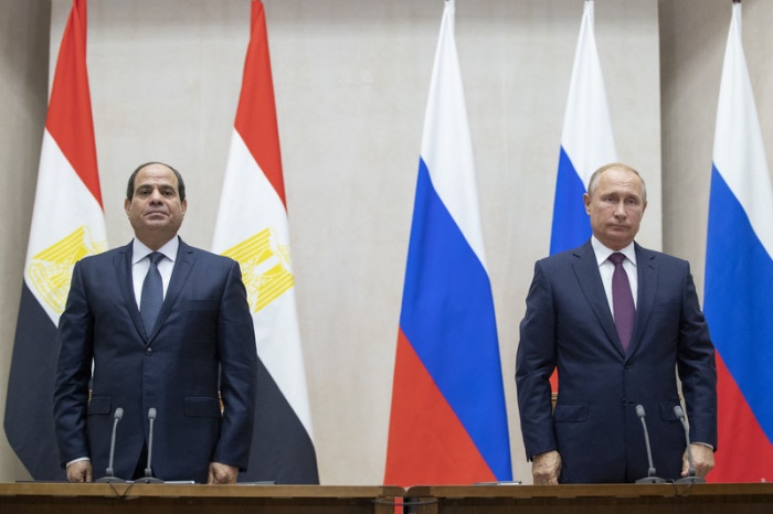 Der ägyptische Staatschef Abdel Fattah al-Sisi (l.) und Russlands Präsident Wladimir Putin (r.) haben sich am Mittwoch auf eine engere Kooperation zwischen beiden Ländern geeinigt. Foto: epa/Pavel Golovkin