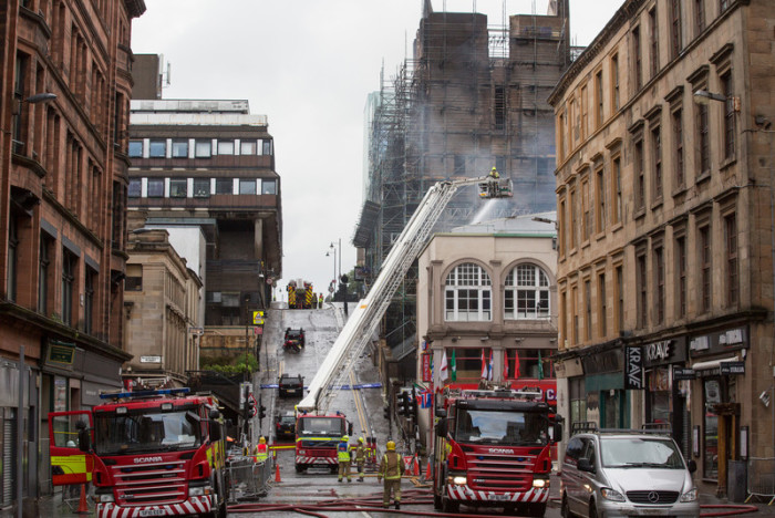 Zum zweiten Mal binnen weniger Jahre ist das historische Gebäude der Kunsthochschule in Glasgow durch einen Großbrand massiv beschädigt worden. Foto: epa/Robert Perry