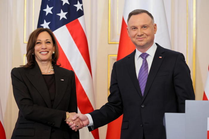 US-Vizepräsidentin Kamala Harris (L) und der polnische Präsident Andrzej Duda (R) nehmen nach ihrem Treffen im Belvedere-Palast in Warschau an einer Pressekonferenz teil. Foto: epa/Leszek Szymanski
