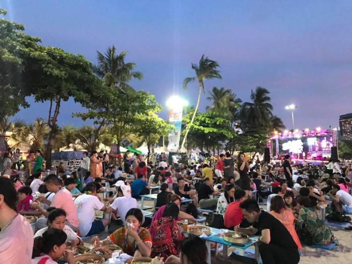 Beim Meeresfrüchtefestival verwandelt sich die Strandpromenade wieder für ein Wochenende lang in das größte Open-Air-Restaurant der Stadt. Fotos: PR Pattaya 