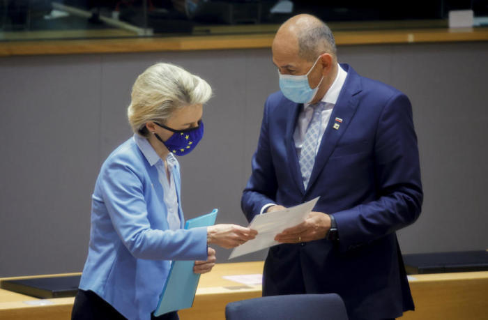 Die Präsidentin der Europäischen Kommission, Ursula von der Leyen (L), spricht mit dem slowenischen Premierminister Janez Jansa während eines runden Tisches bei einem EU-Gipfel in Brüssel. Foto: epa/Olivier Matthys