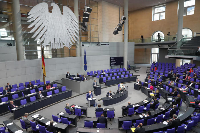 Der Deutsche Bundestag debattiert über den Nahen Osten. Foto: epa/Hayoung Jeon