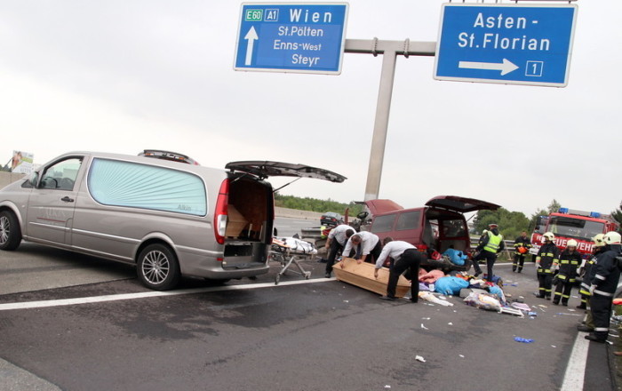 Die Unfallstelle auf der Autobahn A1 bei Linz. Foto: epa/Matthias Lauber