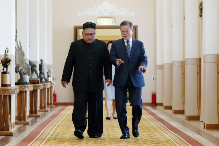 Der südkoreanische Präsident Moon Jae-in (r.) spricht mit dem nordkoreanischen Machtheber Kim Jong-un (l.). Foto: epa/Pyongyang Press Corps