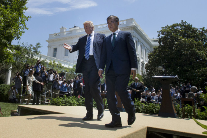 US-Präsident Donald Trump (l.) und Südkoreas Präsident Moon Jae In (r.). Foto: epa/Michael Reynolds