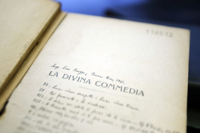 Eine Ausgabe der Göttlichen Komödie mit Notizen des argentinischen Schriftstellers Jorge Luis Borges ist in der Nationalbibliothek von Argentinien in Buenos Aires ausgestellt. Archivfoto: epa/LEO LA VALLE