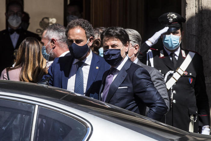 Der italienische Premierminister Giuseppe Conte (C) verlässt den Palazzo Madama, den Sitz des Senats. Foto: epa/Angelo Carconi