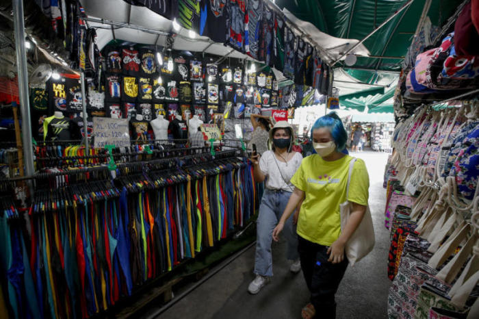 Unter Beachtung der Corona-Vorschriftenist Bangkoks weltbekannter Chatuchak-Markt wieder geöffnet. Foto: epa/Diego Azubel