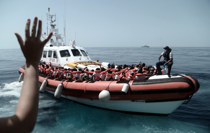 Migranten auf dem Rettungsschiff». Foto: epa/Kenny Karpov