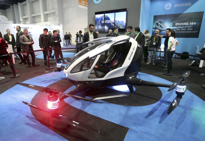 Eine Art Riesen-Drohne, die einen Menschen befördern kann, testet die chinesische Firma Ehang in Dubai. Foto: epa/Mike Nelson